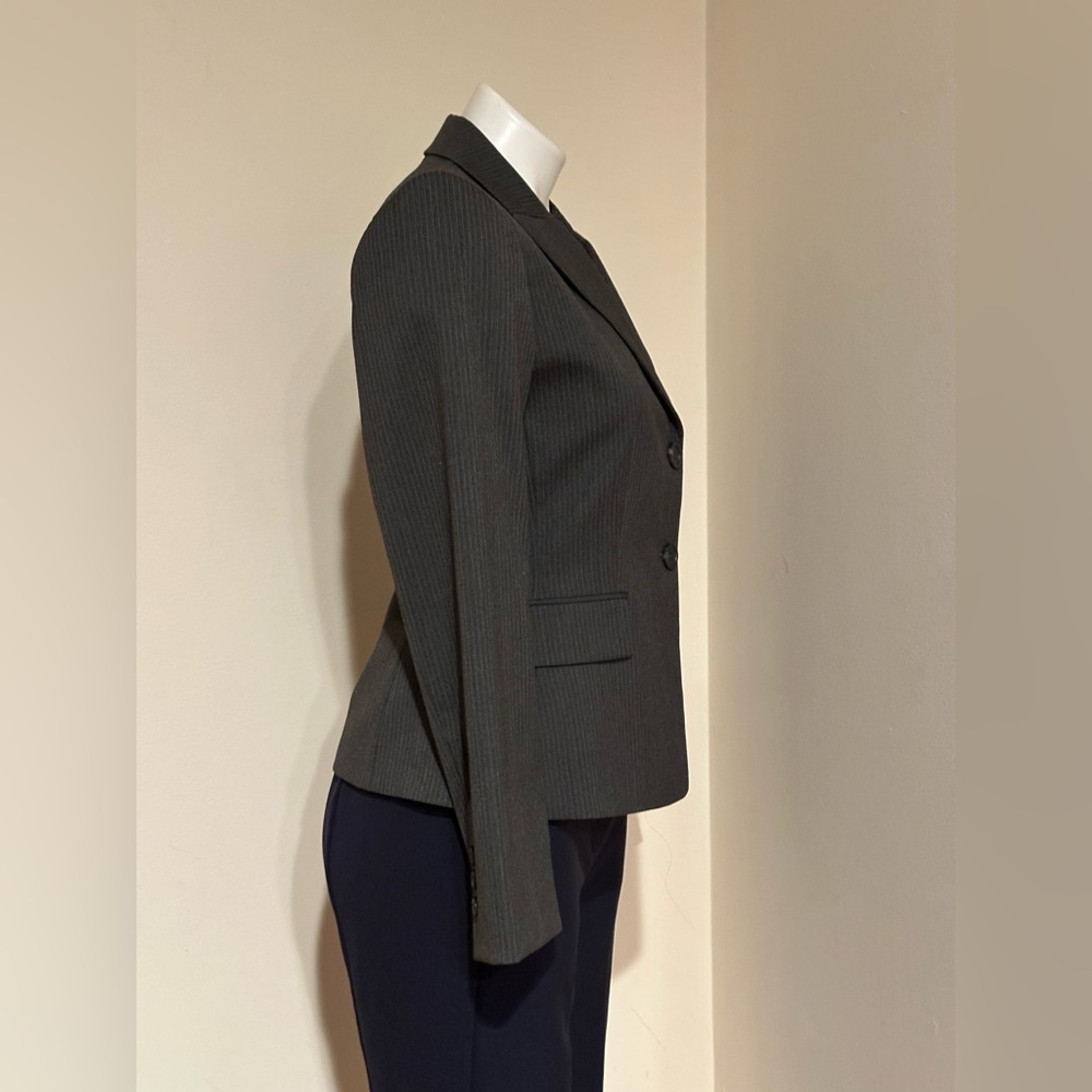 TAHARI NWT Gray White Pinstripe 2 Button Blazer Business Attire. Sz 4P - Picture 2 of 15
